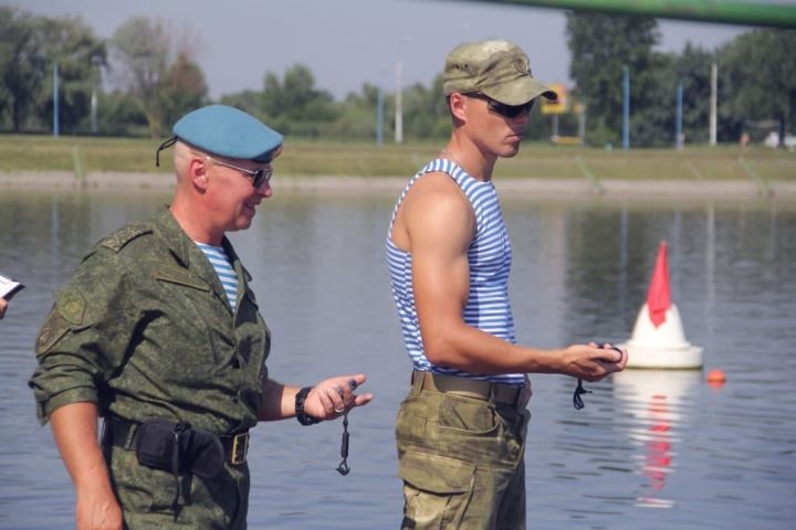 В Бресте на Гребном канале десантники соревнуются в плавании с оружием и в обмундировании