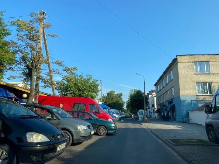 В Бресте возле Колхозного рынка на Карбышева парковка станет платной