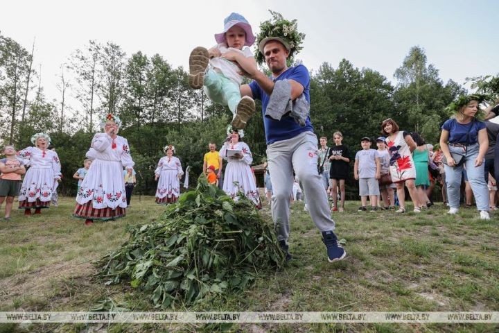 Сотни людей отметили в Беловежской пуще вечер на Ивана Купалу