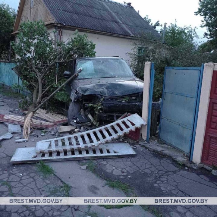 В Пинске Range Rover снес забор и влетел во двор дома