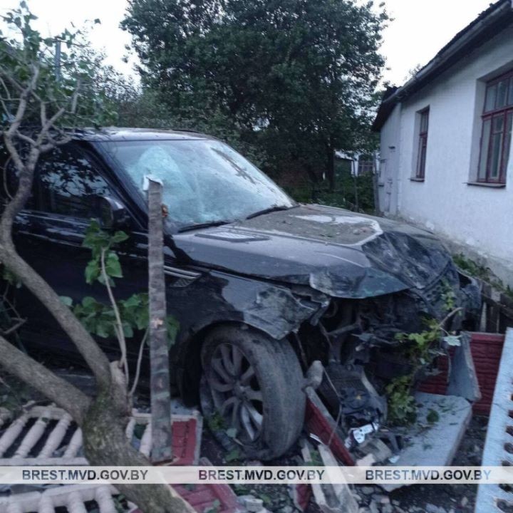 В Пинске Range Rover снес забор и влетел во двор дома