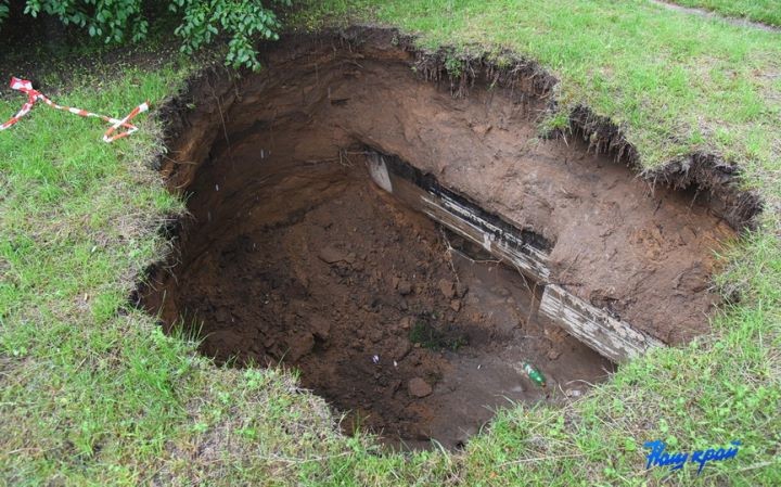 В Барановичах произошел порыв канализационного коллектора