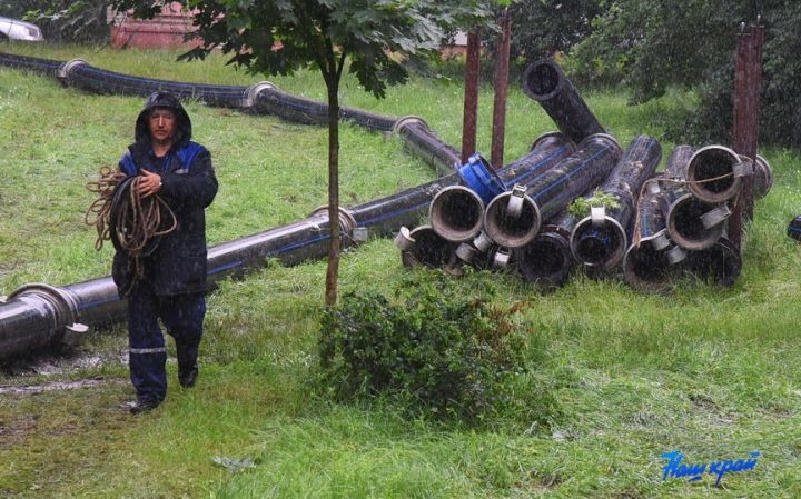 В Барановичах произошел порыв канализационного коллектора