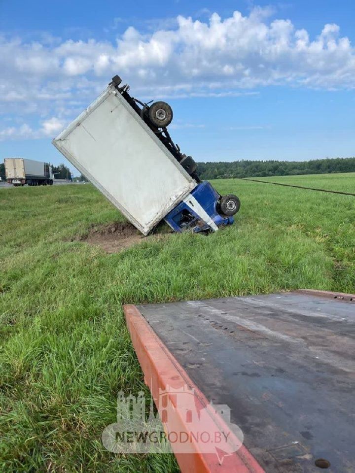 На трассе М6 странно опрокинулся грузовик