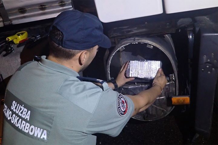 Белорус вез в Польшу сигареты в глушителе и баке для AdBlue