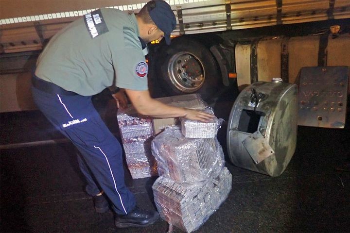 Белорус вез в Польшу сигареты в глушителе и баке для AdBlue