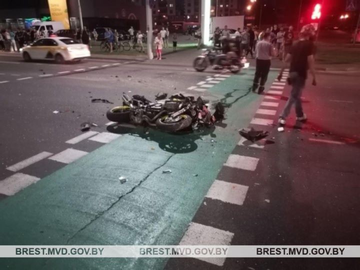 Вчера в Бресте произошло серьёзное ДТП с участием мотоцикла и такси. Что известно?