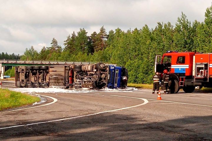 Дорожник рассказал, из-за чего могла образоваться яма на М1, после наезда на которую перевернулась фура