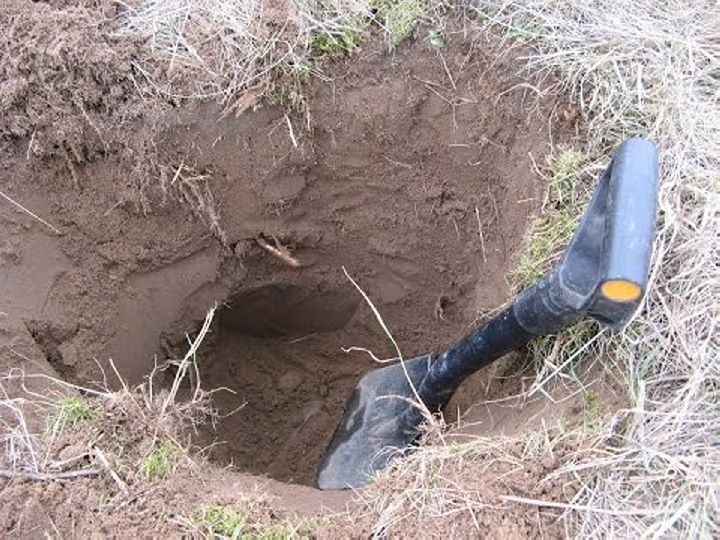 Житель Каменецкого района выкопал артиллерийский снаряд и спрятал в гараже