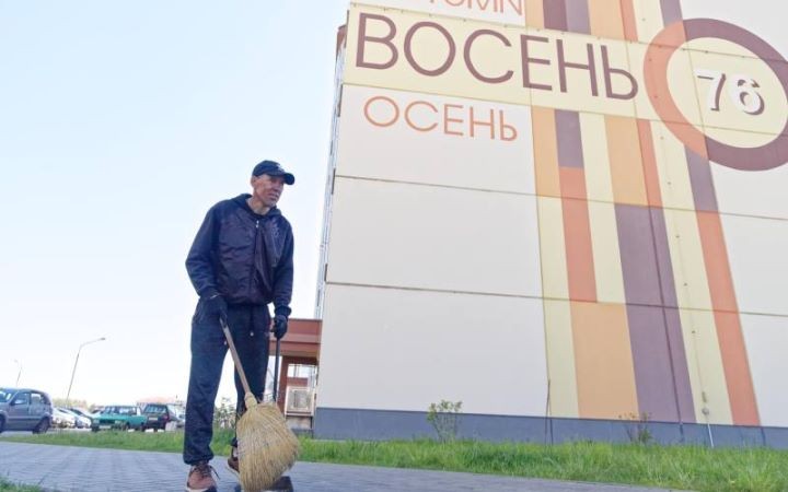 Марафонец с метлой. Дворник-предприниматель из Бреста выходит на работу даже после 3-суточного забега