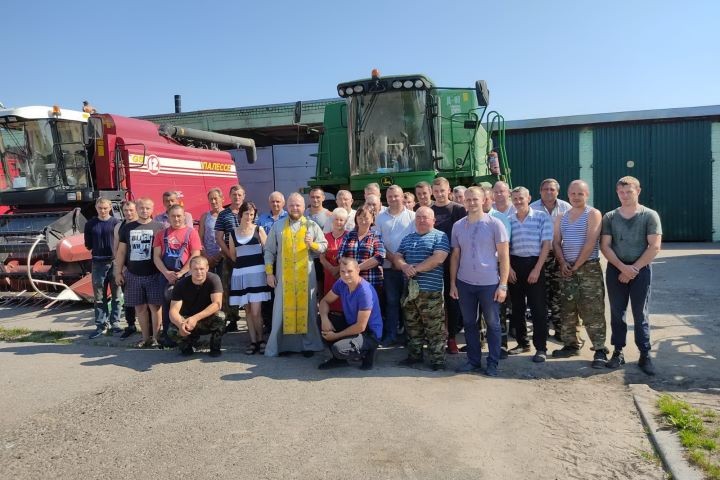 По сложившейся традиции с молитвой ко Господу начинаются уборочные работы в ОАО «Остромечево» Брестского района