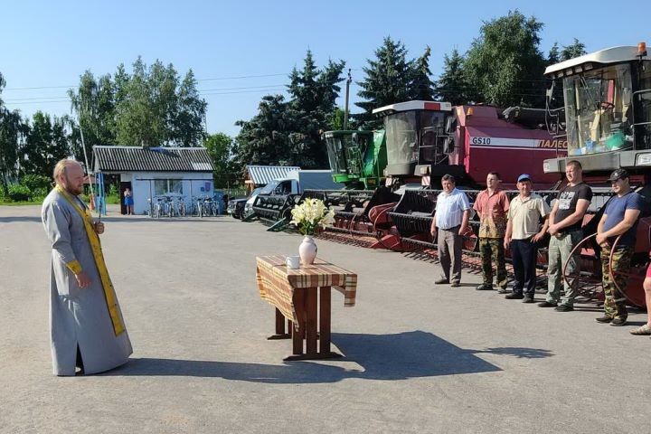 По сложившейся традиции с молитвой ко Господу начинаются уборочные работы в ОАО «Остромечево» Брестского района