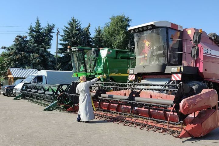 По сложившейся традиции с молитвой ко Господу начинаются уборочные работы в ОАО «Остромечево» Брестского района