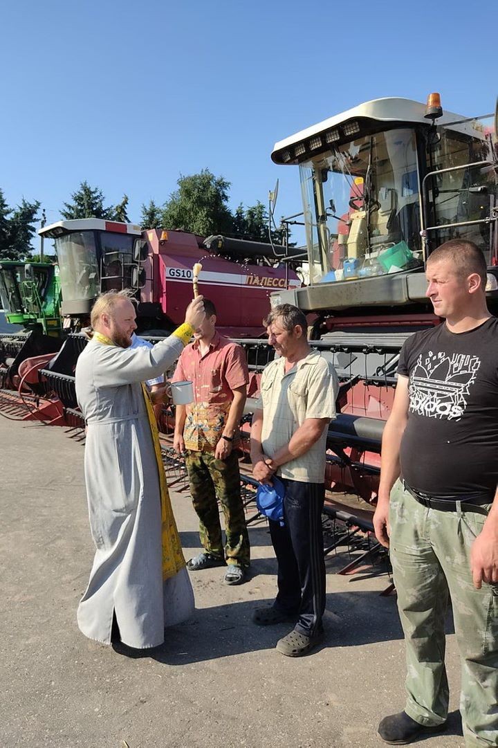 По сложившейся традиции с молитвой ко Господу начинаются уборочные работы в ОАО «Остромечево» Брестского района