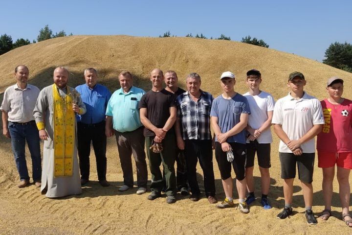 По сложившейся традиции с молитвой ко Господу начинаются уборочные работы в ОАО «Остромечево» Брестского района