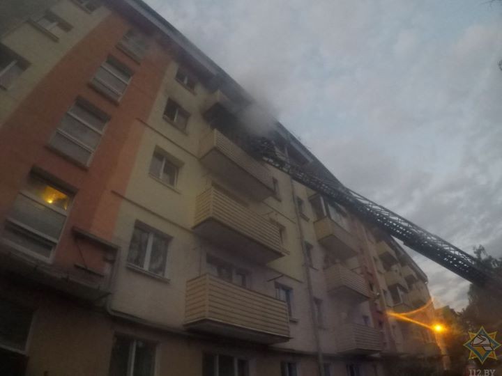 Пожар в Барановичах: работниками МЧС спасена женщина, 17 человек эвакуированы