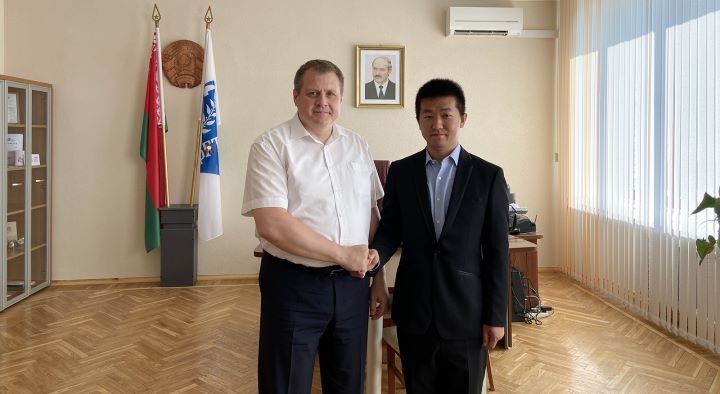 Китайский выпускник БрГТУ написал книгу о родном университете, Бресте, Беларуси