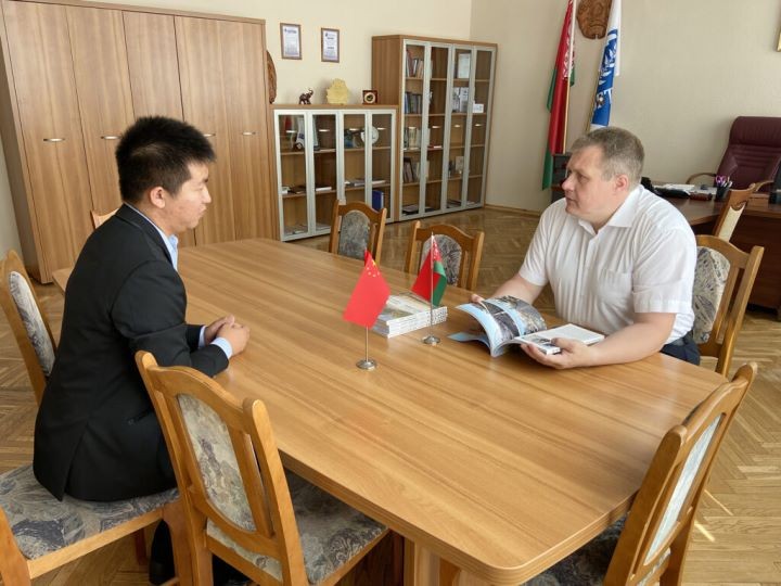 Китайский выпускник БрГТУ написал книгу о родном университете, Бресте, Беларуси