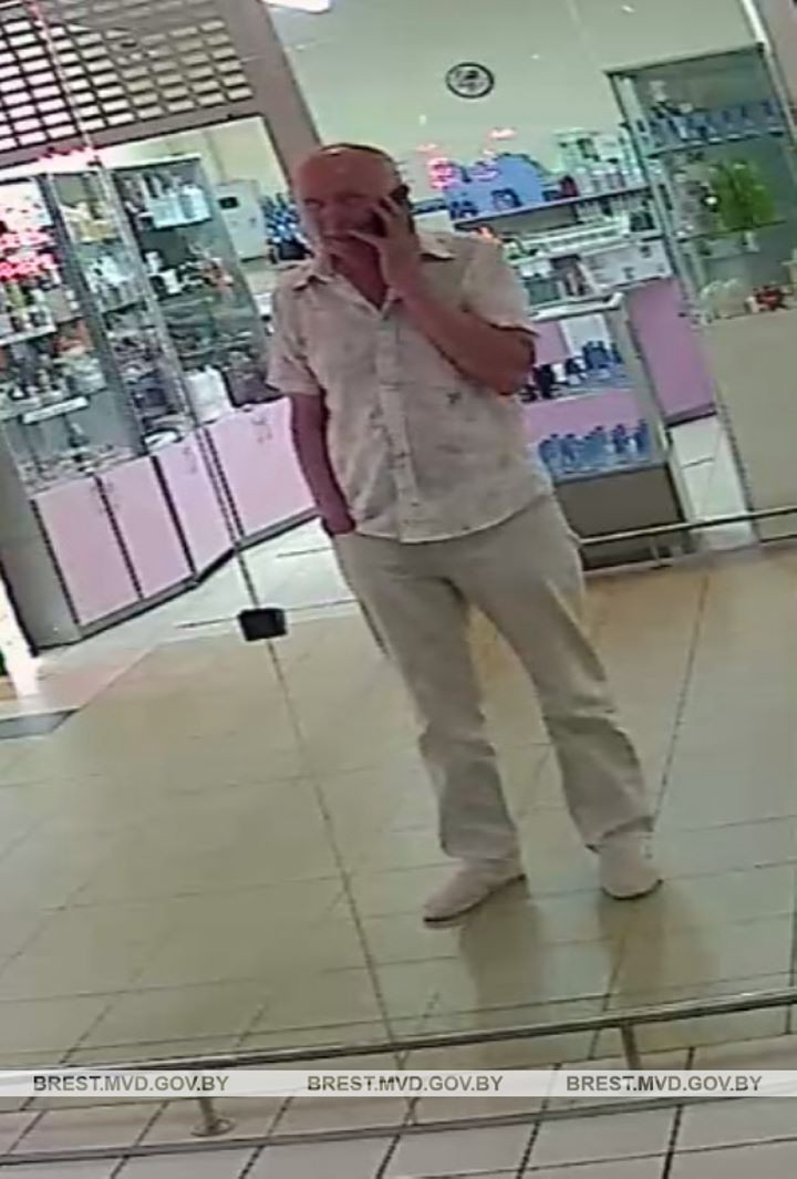 В брестском обменнике мужчине выдали лишние деньги. Теперь разыскивают