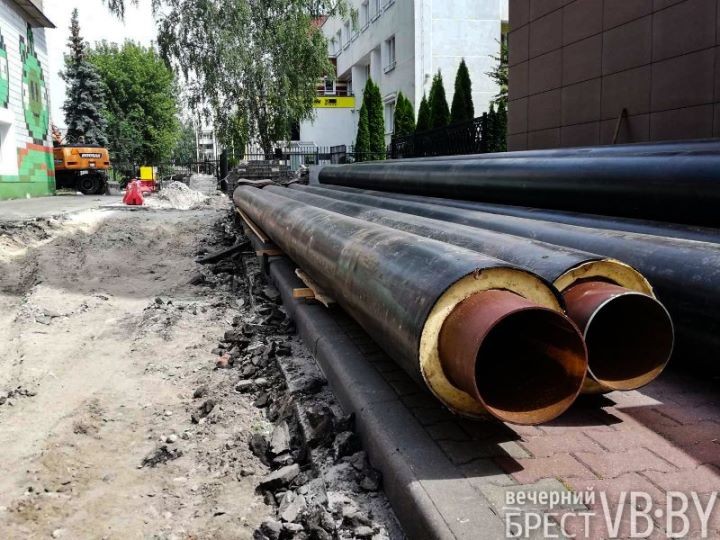 В историческом центре Бреста столетние керамические трубы будут менять на полиэтиленовые. Чего ждать горожанам?