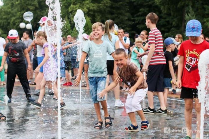 Под брызги фонтана, детский смех и музыку поколений. Как Кобрин встретил свой праздник