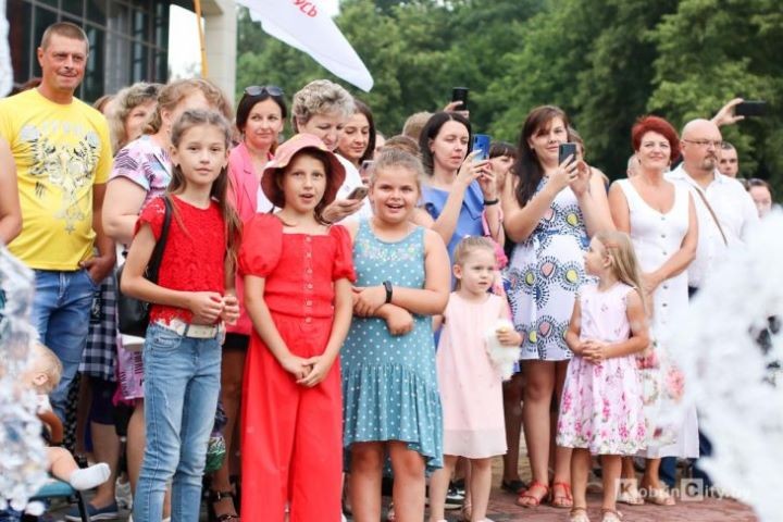 Под брызги фонтана, детский смех и музыку поколений. Как Кобрин встретил свой праздник