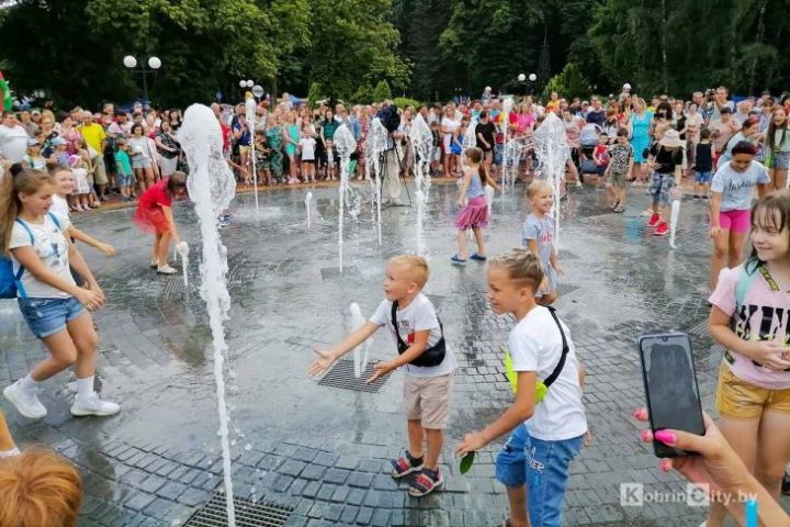 Под брызги фонтана, детский смех и музыку поколений. Как Кобрин встретил свой праздник