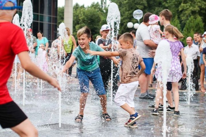 Под брызги фонтана, детский смех и музыку поколений. Как Кобрин встретил свой праздник
