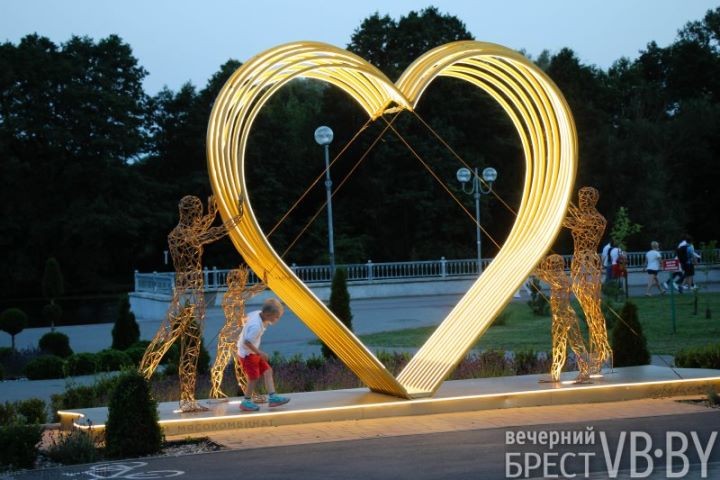 Инсталляция «Сердце» пользуется популярностью на набережной Бреста