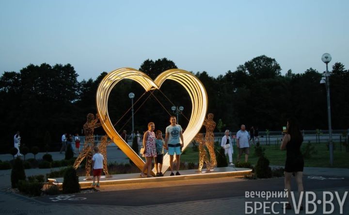 Инсталляция «Сердце» пользуется популярностью на набережной Бреста