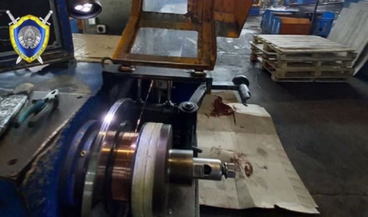 В Борисове волосы 21-летней девушки замотало в станок. Она в тяжелом состоянии