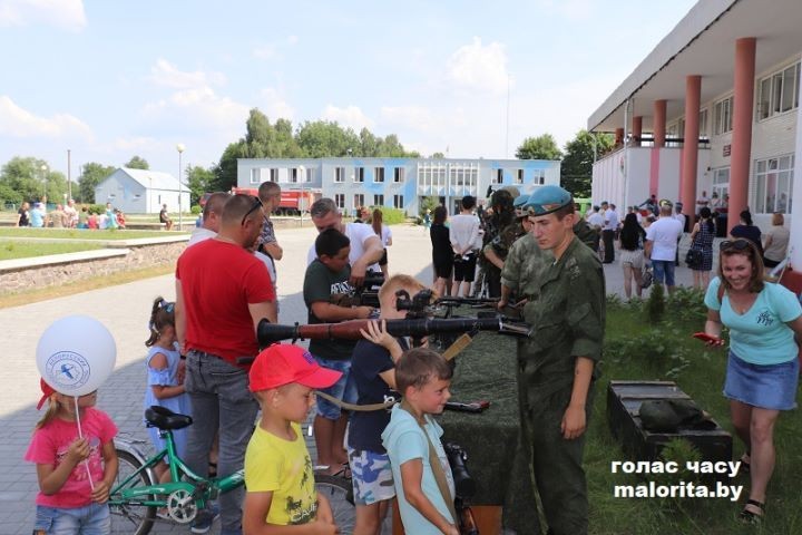 Брестская область. В Хотиславе десантники порадовали сельчан классным концертом, а спасатели поймали радугу