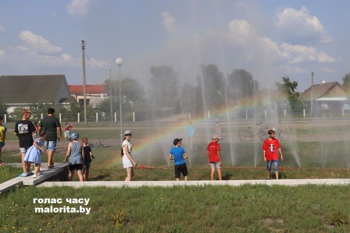 Брестская область. В Хотиславе десантники порадовали сельчан классным концертом, а спасатели поймали радугу