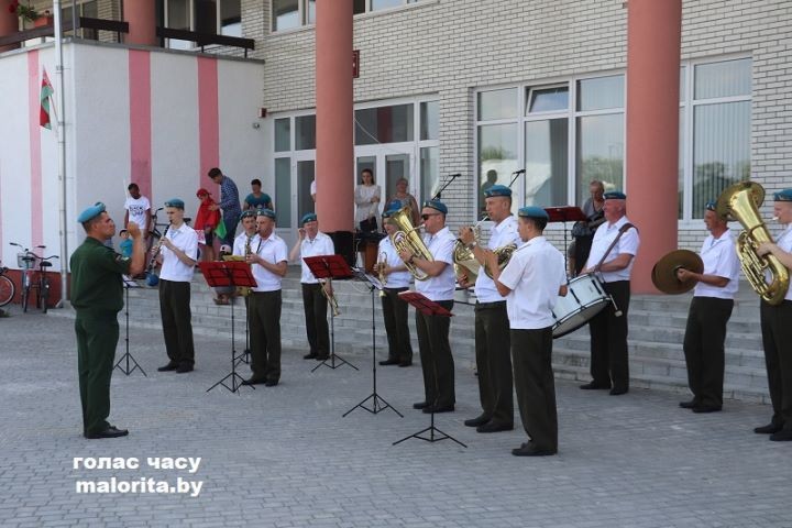 Брестская область. В Хотиславе десантники порадовали сельчан классным концертом, а спасатели поймали радугу