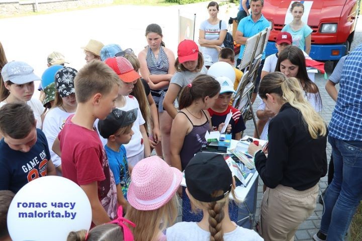 Брестская область. В Хотиславе десантники порадовали сельчан классным концертом, а спасатели поймали радугу