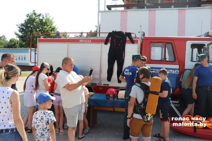 Брестская область. В Хотиславе десантники порадовали сельчан классным концертом, а спасатели поймали радугу
