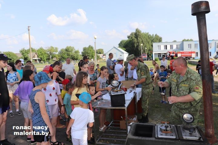 Брестская область. В Хотиславе десантники порадовали сельчан классным концертом, а спасатели поймали радугу