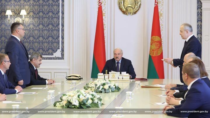 Лукашенко заменил семь глав и районов Беларуси