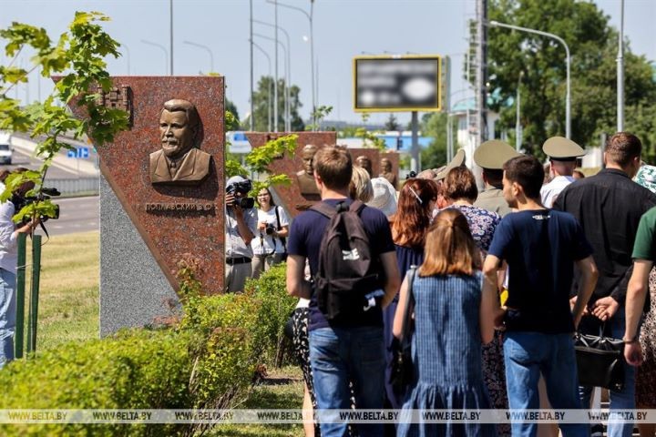 В Бресте открыли обновленную аллею героев