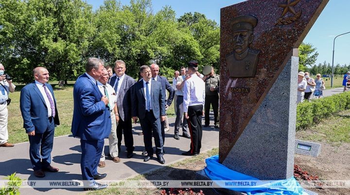 В Бресте открыли обновленную аллею героев