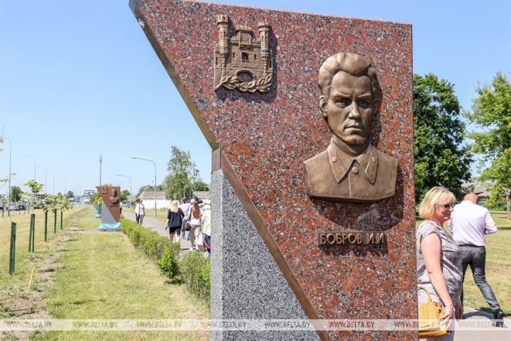 В Бресте открыли обновленную аллею героев