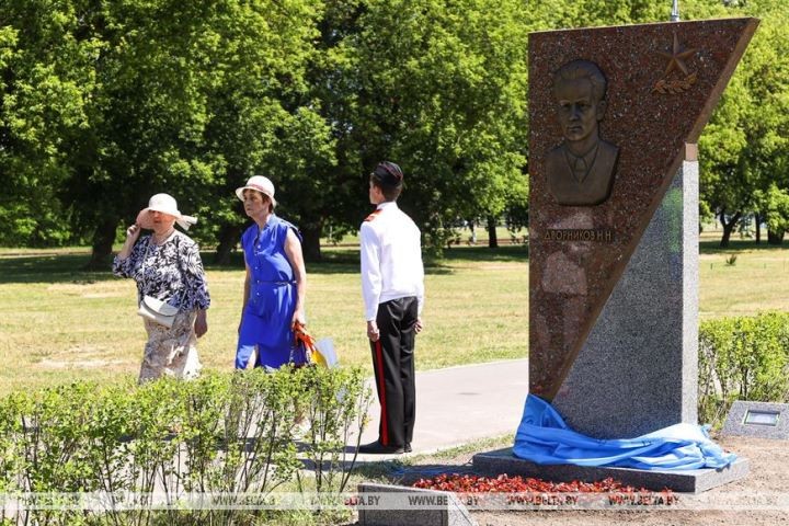 В Бресте открыли обновленную аллею героев