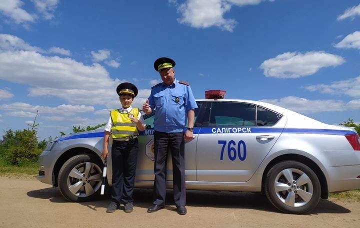Мальчик в форме ГИБДД останавливает машины, а водители ему подыгрывают. ГАИ нашла парня