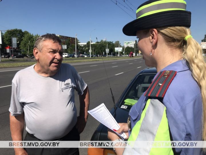 «Бесправнику за рулем не место!». Сотрудники ГАИ на центральных улицах Бреста провели профилактический рейд