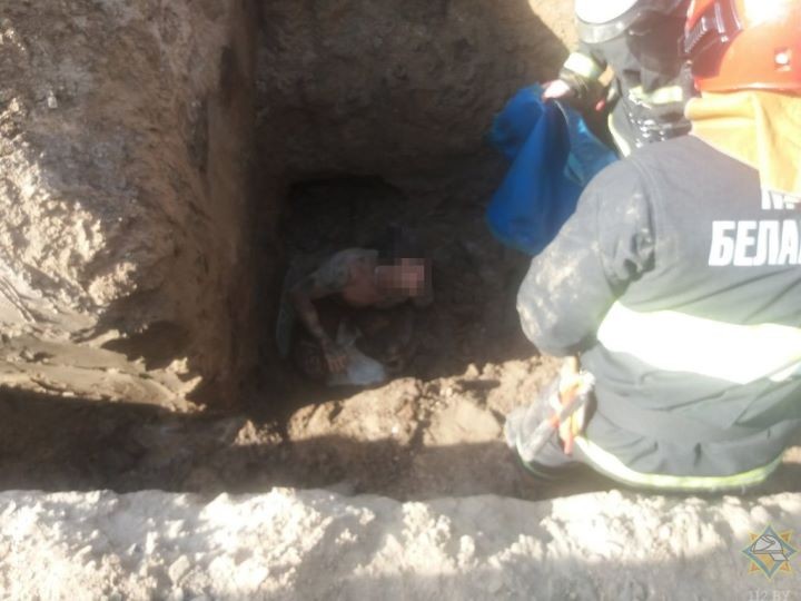 В Брестской области мужчину засыпало грунтом