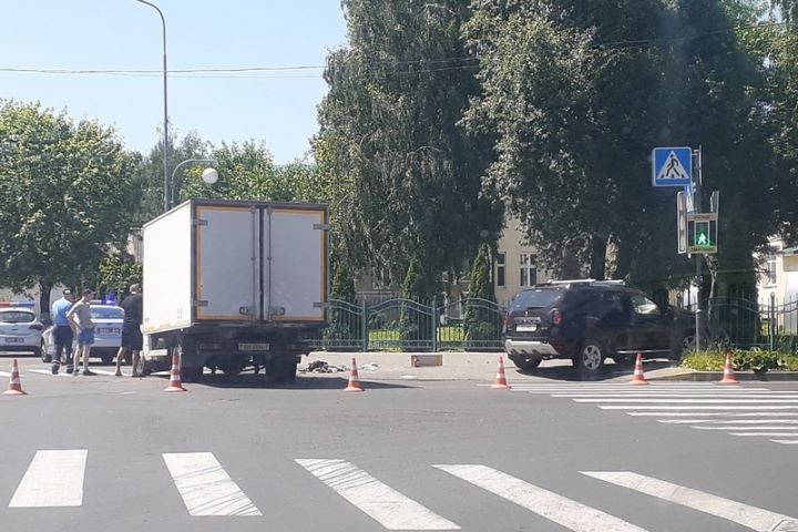 В Пинске грузовик завалился на бок, Renault Duster выехал на тротуар