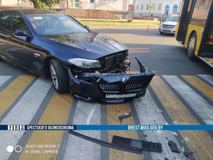 В Брестской области водитель «БМВ» не уступил дорогу автобусу