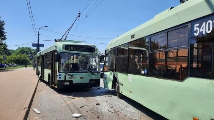 Два троллейбуса в лобовую столкнулись в Минске
