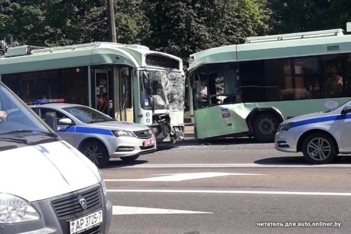 Два троллейбуса в лобовую столкнулись в Минске