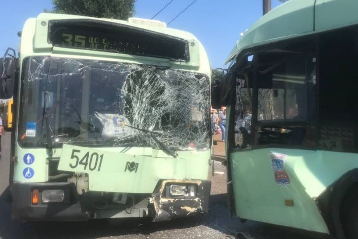 Два троллейбуса в лобовую столкнулись в Минске